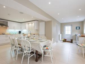 a dining room with a table and chairs in a kitchen at West View in Rhosneigr