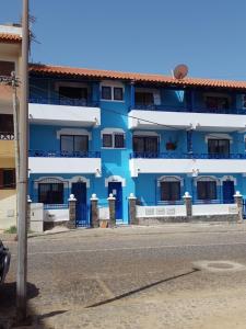 un bâtiment bleu au bord d'une rue dans l'établissement Casa Azul SANTA MARIA Cape Verde, à Santa Maria