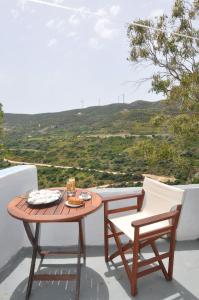 einen Tisch und zwei Stühle auf einem Balkon mit Aussicht in der Unterkunft XALAKAS SUMMER HOUSE in Empourios