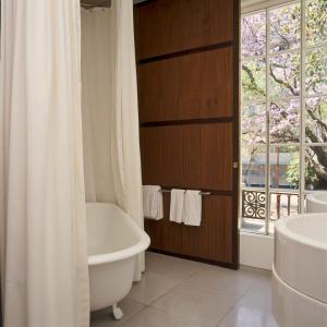 Ett badrum på Condesa df, Mexico City, a Member of Design Hotels