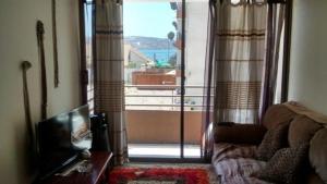 a living room with a view of a balcony at Departamento A Pasos La Herradura T3 in Coquimbo