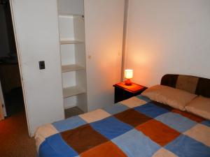 コキンボにあるDepartamento A Pasos La Herradura T3のベッドとテーブルの上にランプが置かれた寝室 +20枚の写真