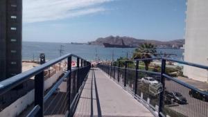 コキンボにあるDepartamento A Pasos La Herradura T3の海浜の横の遊歩道