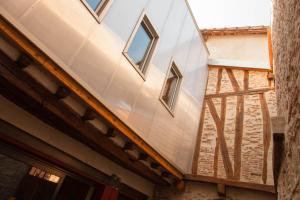 Impasse du Boeuf في لافاور: سقف معدني على مبنى به نوافذ
