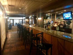 Area lounge atau bar di SureStay Plus Hotel by Best Western Lehigh Valley