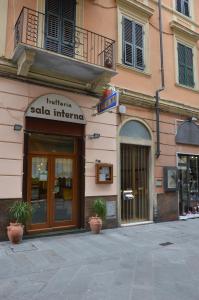 een winkel voor een gebouw met planten ervoor bij Posizione_Strategica_SottoSopra_LaSpezia in La Spezia