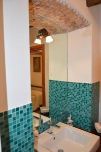 ein Bad mit einem Waschbecken und einem Spiegel in der Unterkunft Posizione_Strategica_SottoSopra_LaSpezia in La Spezia