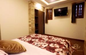 سرير أو أسرّة في غرفة في Hotel David
