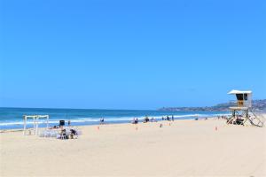 un grupo de personas en una playa con el océano en Luv Oceanside-1 House to Beach en San Diego