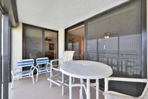 Μπαλκόνι ή βεράντα στο Spacious oceanfront condo with shared pool and tennis courts +31 φωτογραφίες