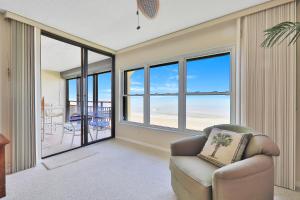 Χώρος καθιστικού στο Spacious oceanfront condo with shared pool and tennis courts