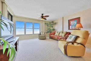 Χώρος καθιστικού στο Spacious oceanfront condo with shared pool and tennis courts