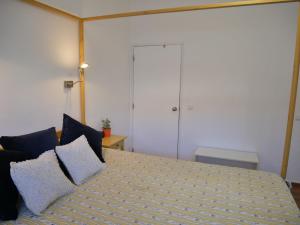 ナザレにあるCasa Terraçoのベッドルーム(青い枕の大型ベッド1台付)