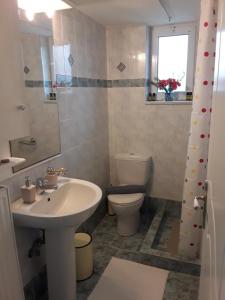 łazienka z umywalką i toaletą w obiekcie Marianos Apartments w mieście Kisamos +29 zdjęć