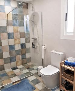 y baño con ducha y aseo. en Immaculada Apartament Gandia, en Gandía