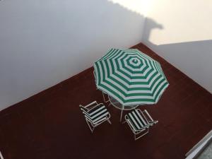 un gruppo di sedie e un ombrellone sul pavimento di Casa ENCANTO Paipa a Paipa