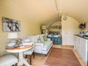 uma sala de estar com um sofá e uma mesa em The Lamb Shack em Bodmin