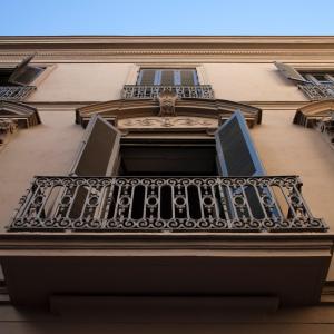 un balcón en el lateral de un edificio en Caro Hotel, en Valencia