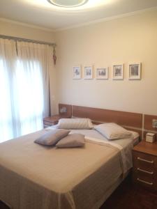 een slaapkamer met een bed met 2 kussens erop bij APTO FLAT LUXO 2 DORM Com VISTA VALE DOS VINHEDOS in Bento Gonçalves