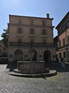 a building with a fountain in front of a building at Il Viterbino Struttura convenzionata con impianti termali in Viterbo