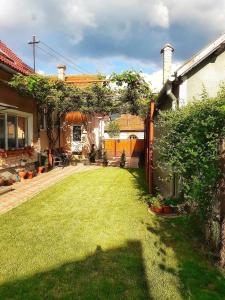 a yard of a house with a green lawn at Casa Stely in Râşnov