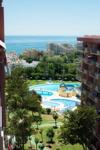 vista sulla piscina di un resort di Minerva701 a Benalmádena