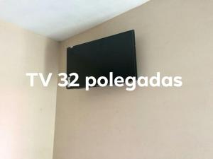 En TV eller et underholdningssystem på Pousada Sintramog