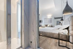 Postel nebo postele na pokoji v ubytování La Spezia by The First - Luxury Rooms & Suites