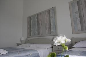 A bed or beds in a room at Kalypso Apartments