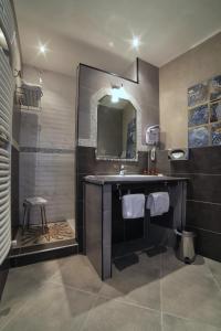 Bilik mandi di Hôtel Le Mas des Ecureuils