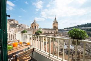 a balcony with a view of theatican from a building at Casa Vacanze La Meridiana in Modica