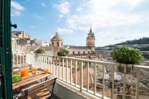 een balkon met uitzicht op de theatican vanuit een gebouw bij Casa Vacanze La Meridiana in Modica