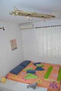 - une chambre avec un grand lit dans l'établissement Traditional Villa Nea Peramos, à Néa Péramos