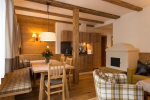 eine Küche und ein Wohnzimmer mit einem Tisch und Stühlen in der Unterkunft Chalet Anna Maria in Lech am Arlberg