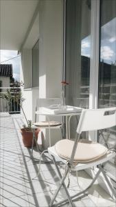 un ensemble de chaises et de tables sur un balcon dans l'établissement Apartment Sneshka, à Ohrid