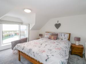 a bedroom with a bed and a window at Maimies Harbourview in Anstruther