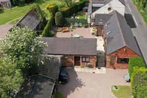 eine Luftansicht eines Hauses mit Garage in der Unterkunft High View Cottage in Uttoxeter