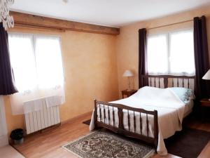 Кровать или кровати в номере Chambres d'Hôtes La Noyeraie