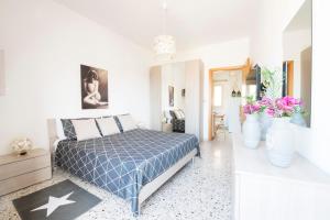 een slaapkamer met een bed en vazen met bloemen bij Casa Vacanze La Meridiana in Modica