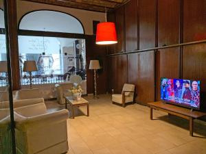 En tv och/eller ett underhållningssystem på Hotel Sussex