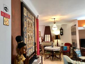 een woonkamer met een tafel en een schilderij aan de muur bij Villa Do Mar SW in Zambujeira do Mar