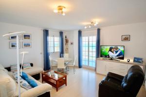 TV a/nebo společenská místnost v ubytování Seafront Penthouse Almeria