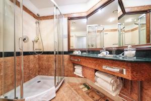 Salle de bains dans l'établissement Carlsbad Plaza Medical Spa & Wellness hotel