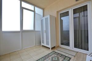 a room with two large windows and a bathroom at Bloc Izvor in Piteşti