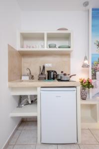 Η κουζίνα ή μικρή κουζίνα στο simos luxury apartments