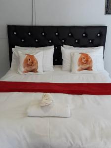 Un pat sau paturi într-o cameră la Riverside guesthouse B & B