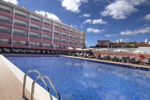 une grande piscine en face d'un bâtiment dans l'établissement Luna Hotel da Oura, à Albufeira