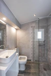 uma casa de banho com um WC, um lavatório e um chuveiro em Corfu Downtown Suites em Corfu Town