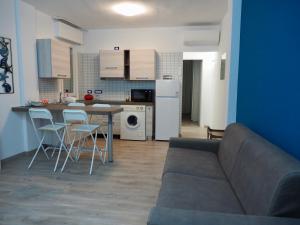 a living room with a couch and a kitchen at Casa Vacanza Trabocco in Vasto