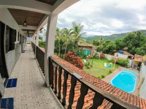 - un balcon d'une maison avec une piscine dans l'établissement Alfa Mar Pousada, à Abraão